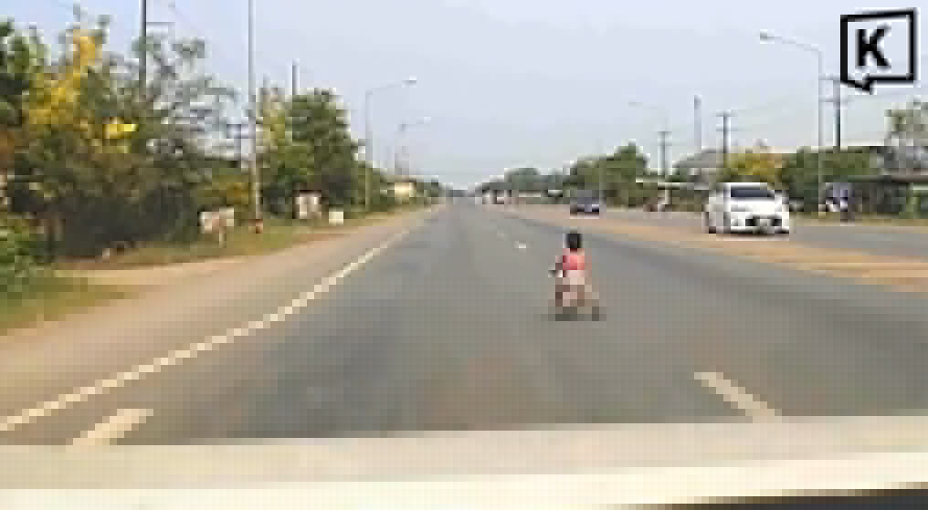 Видеорегистратор заснял, как трехлетний ребенок выезжает на оживленную дорогу в Нонг Кхае