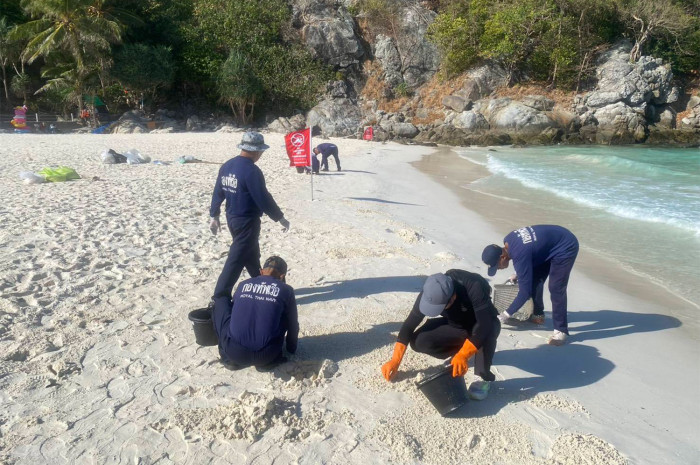 Уборка нефтяного пятна на Пхукете продолжается