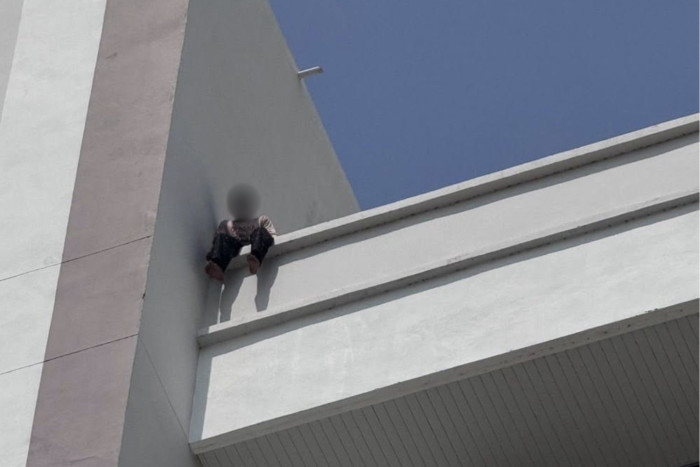 Полицейская тренировка в Таиланде превратилась в реальное спасение мужчины на крыше больницы