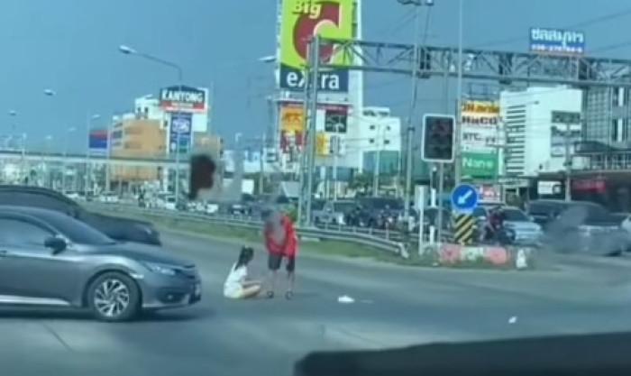 Женщина устроила протест посреди оживленного перекрестка в Чонбури