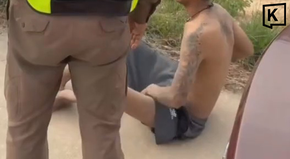 Нагого мужчину нашли сидящим на трассе M6 в Накхон Ратчасиме